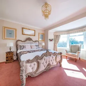 Holiday home *105* Setup For Your Most Relaxed & Amazing + Free Parking + Free Fast Wifi *, Batley